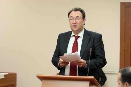 Председатель Конституционного суда не видит необходимости спешить с рассмотрением конституционности запрета символа серп и молот.
