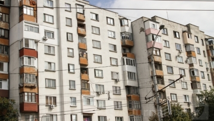 Incidentul a avut loc în ieri, în sectorul Ciocana. Femeia a ieşit la balconul apartamentului, dar nu se ştie deocamdată cum a căzut.