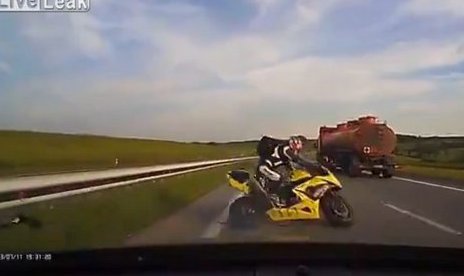 Motociclist izbit în plin în timp ce dădea lecţii de şoferie pe autostradă.
