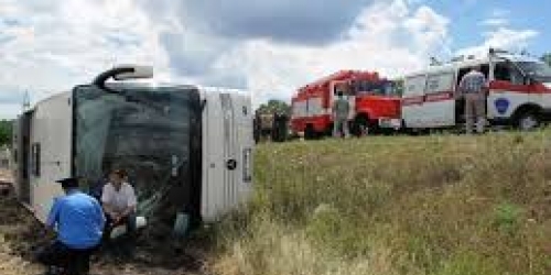 37-летний водитель автобуса туристической компании при объезде выбоины на проезжей части, не справился с управлением, допустил съезд в кювет и опрокидывание автобуса на бок. Фото: spb.info-altai.ru