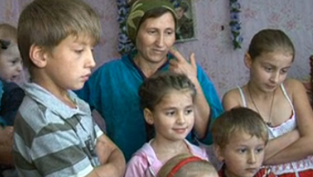 Credincioasă din fire, femeia se roagă Celui de Sus pentru a-şi putea hrăni şi educa copii