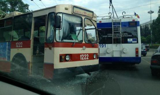 În urma acestor atacuri au fost deteriorate sticlele mai multor troleibuze, iar daunele vor fi acoperite de către compania de asigurări. Foto: simbol 