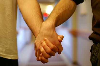  Un tânăr gay a fost din Chișinău a fost ieri bătut în plină stradă din cauza orientării sale sexuale. 