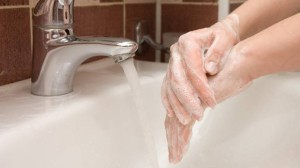 Autorităţile medicale recomandă după folosirea toaletei spălarea mâinilor cu săpun timp de de cel puţin 15-20 de secunde.