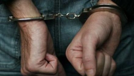 Acesta spunea că a fost lovit cu pumnii şi picioarele de doi necunoscuţi pentru că ar fi mers pe contrasens