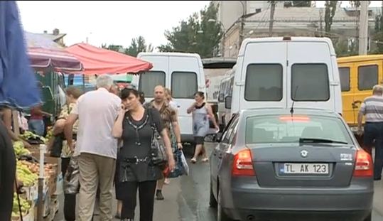 На некоторых улицах вот уже несколько лет движение сродни стихийному бедствию.