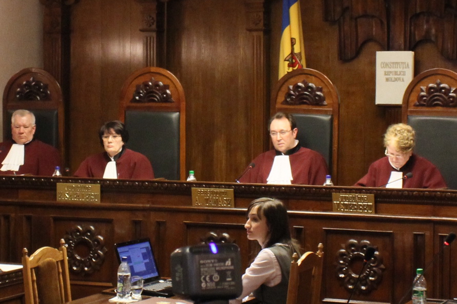 Конституционный суд отклонил запрос о рассмотрении парламентского решения об отмене смешанной избирательной системы.