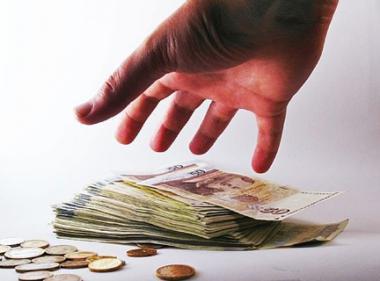 În sfera bugetară câştigul salarial mediu a constituit în luna noiembrie 3326,7 lei. În sectorul economic câştigul salarial a înregistrat 3621,5 lei.