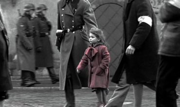 Actriţa care a interpretat rolul emblematicei fetiţe în palton roşu, a rămas traumatizată după ce a văzut pentru prima dată filmul în care a debutat.