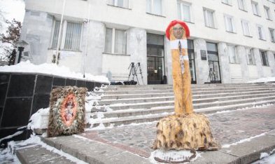 В Молдове протестуют при помощи свиней и макетов фаллосов.
