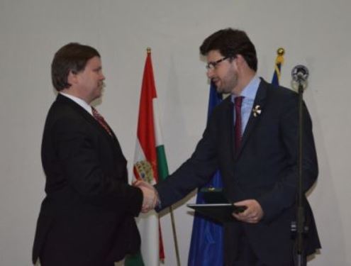 Ordinul a fost conferit  pentru merite deosebite şi contribuţie personală în dezvoltarea relaţiilor dintre R. Moldova şi Ungaria.
