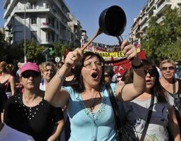 În urma protestelor de ieri din Grecia, circa 107 persoane au fost reţinute, dar numai trei dintre ele au rămas în custodia poliţiei