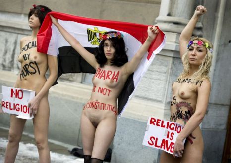 Printre mesajele transmise de cele trei femei au fost "Religia e sclavie", "Fără religie" şi "Sharia is not a Constitution"