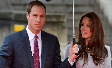 Prinţul William şi Kate au fost fotografiaţi în mai multe ipostaze intime din timpul vacanţei pe care au petrecut-o în staţiune