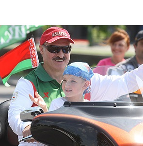Александр Лукашенко с сыном Николаем. Фото: ИТАР-ТАСС