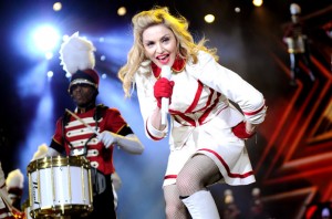 Madonna a cântat “Express Yourself” suprapunând piesa “Born This Way”.