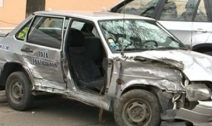 Ciocnirea a fost atât de puternică încât portiera pasagerului a fost aruncată la câţiva metri distanţă. 