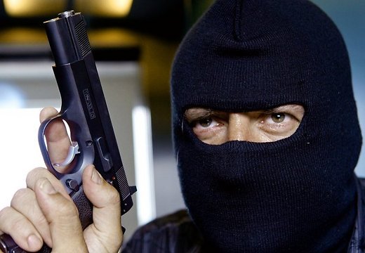 Преступники в масках, вооруженные пистолетом и битами, ворвались в помещение. Фото: rus.delfi.lv