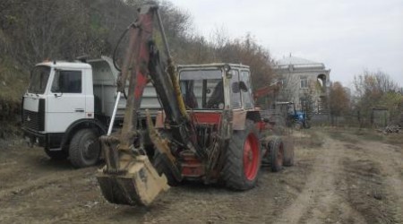 Жители Окницкого района бросаются под колеса тракторов.