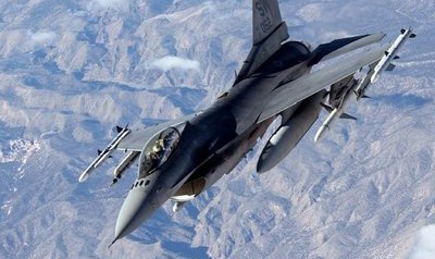 Avionul care zbura în formaţie cu alte aparate, a pierdut contactul radio cu baza şi este posibil ca acesta să se fi prăbuşit în mare