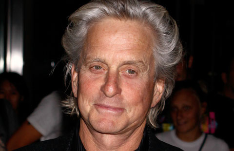 Revista "National Enquirer" sustine ca actorul Michael Douglas (68 de ani) se iubeste cu barbati.