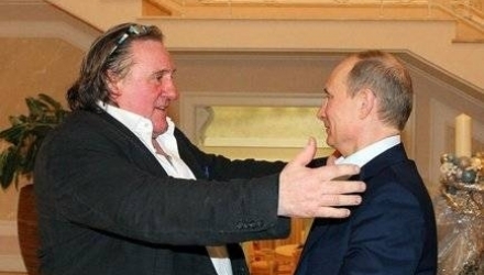 Cântărețul Johnny Hallyday, stabilit din 2006 în stațiunea de schi elvețiană, Gstaad, pare să se bucure de taxe considerabil mai mici în Elveția. 