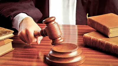 Pe de altă parte, datele barometrelor de opinie arată că judecătorii sunt corupţi şi influenţaţi politic.