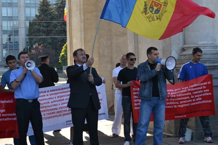 Со вчерашнего вечера по всей республике проходят массовые акции протеста.