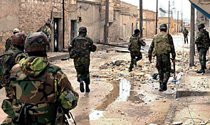 Сирийские военнослужащие сжимают кольцо вокруг Дарайи, где создали свой основной оплот вооруженные боевики.