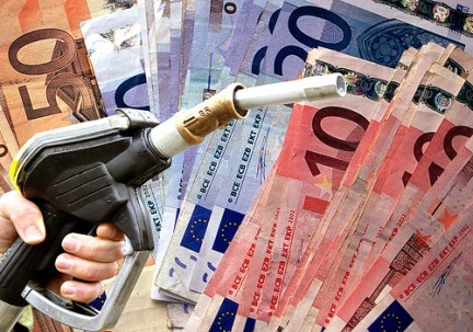 Astfel preţul unui litru de benzină şi motorină în Republica Moldova ar putea creşte în medie cu 30-40 de bani. Foto:storace.it
