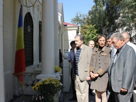 Deputaţii liberali şi liberal-democraţi au venit astăzi, 11 septembrie la ambasada SUA la Chişinău, pentru a-şi exprima condoleanţele şi a fi solidari cu poporul american.