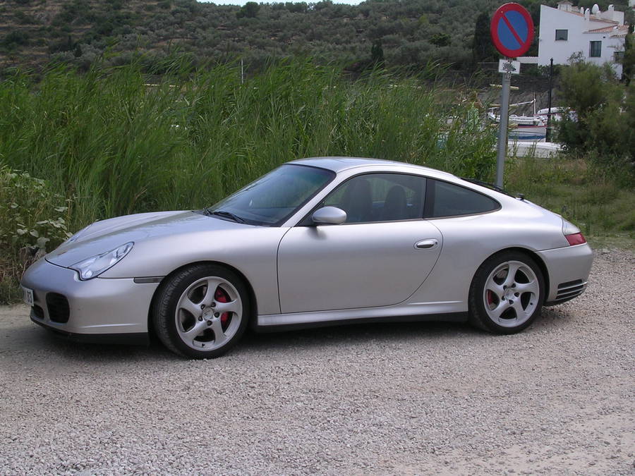 Угнанный в Испании  Porsche 911 Carrera пытался ввезти в Молдову житель Ясс.