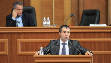 Același portal notează că pentru plecarea din PCRM, Sergiu Sîrbu ar fi primit 400 de mii de euro.