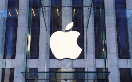 пока народ с некоторыми лишними деньгами покупает iPad (iPhone, iPod, iMak) от «Apple», а Мерседес от Бенца. Но такое положение, скорее всего скоро изменится. Фото: Songquan Deng, Shutterstock.com 