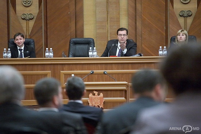Trebuie să remarcăm faptul, că conform rezultatelor Barometrului de Opinie Publică, moldovenii sînt tot mai pesimişti şi în ce priveşte situația economică din țară.