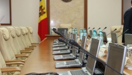 Premierul Vlad Filat și-a îndemnat subalternii să onoreze invitaţiile pe care le vor primi şi să marcheze sărbătorile şi în afara capitalei.