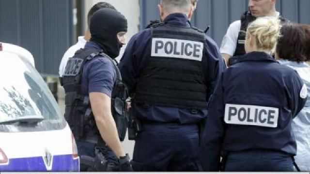 Un britanic a fost arestat în Franța cu trei obuze în bagaje. Foto: EPA