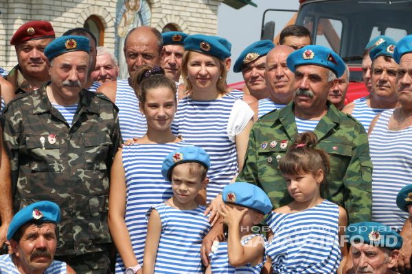 Бывшие десантники вручили Ирине Влах синий берет и тельняшку ВДВ.