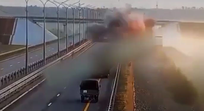 В Сети публикуют видео удара по фуре, предположительно в Воронежской области.