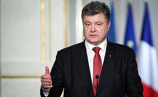 Указ Порошенко призван содействовать "дальнейшему укреплению патриотического духа в обществе, военно-патриотического воспитания молодежи".