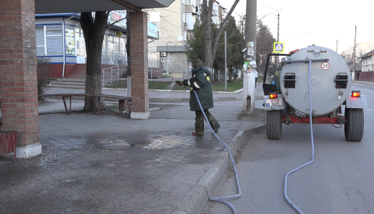 В Бельцах дезинфицируют остановки общественного транспорта.