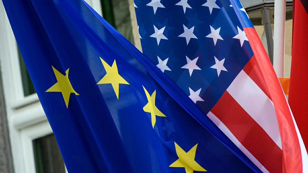 ЕС приостановил принятие ответных мер на тарифы США.