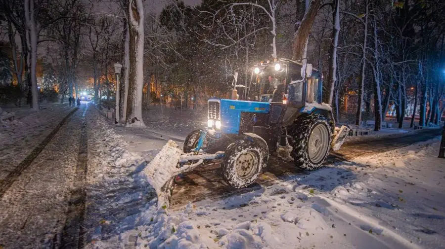 Chișinăul, acoperit de zăpadă: Serviciile municipale au intervenit în teren.