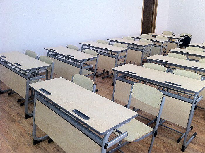 Educație cu bătaie. Un profesor a aruncat cu o bancă într-un elev. Foto simbol: afacerist.ro
