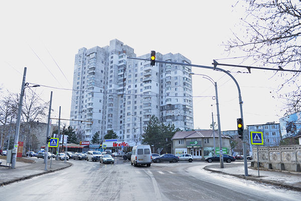 Установка нового светофора привела к возникновению пробок. Фото: ipn.md