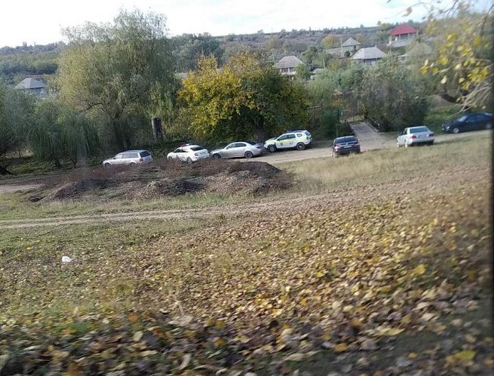 Полицейские устроили гулянку в разгар службы.