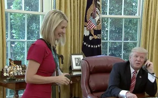 Trump a întrerupt convorbirea pentru câteva secunde pentru a complimenta o jurnalistă.