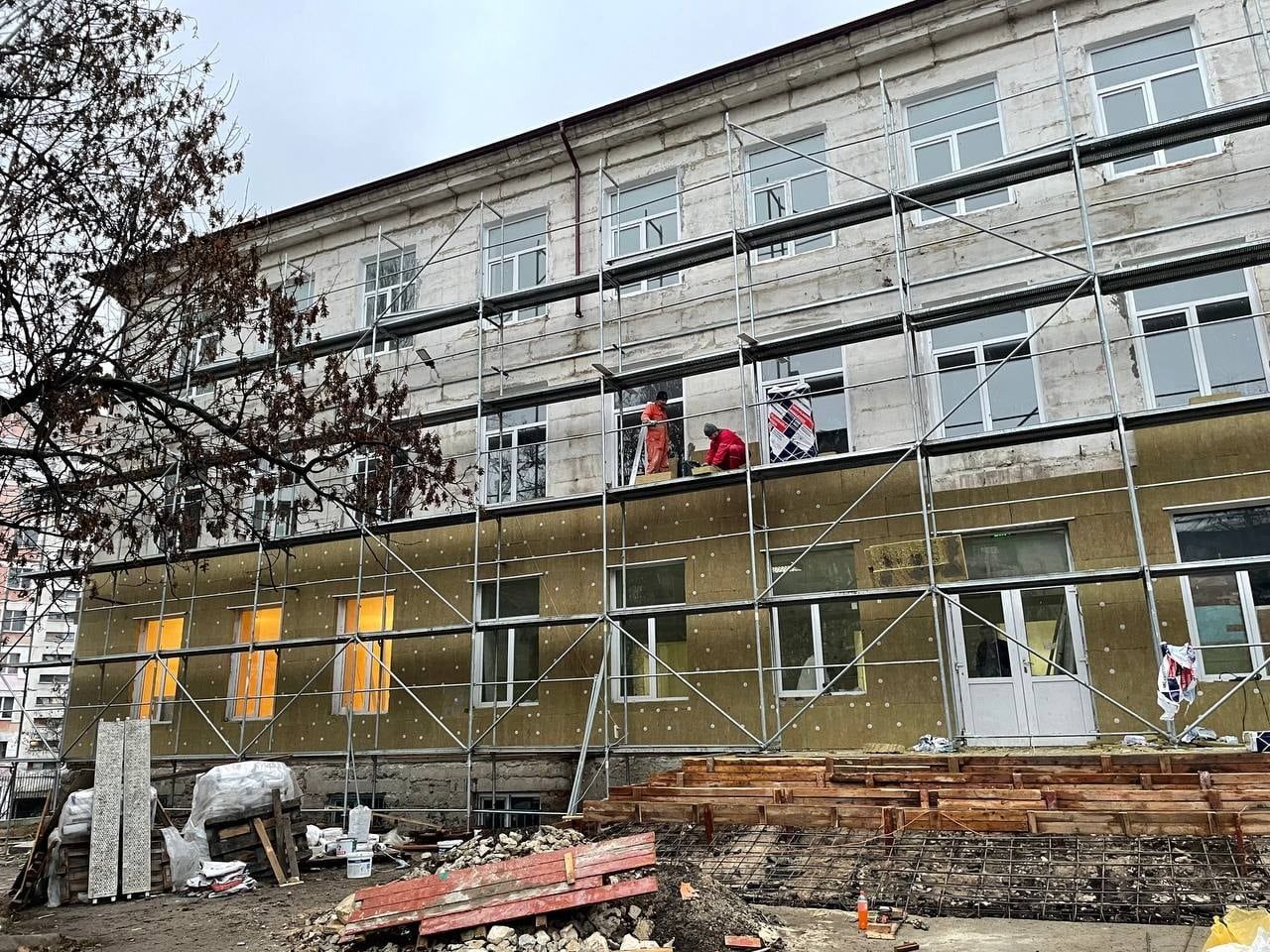 В столице продолжается капитальный ремонт в лицее «Pro Succes».