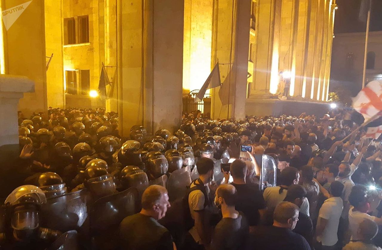 Митингующие в Тбилиси перекрыли центральный проспект Руставели.