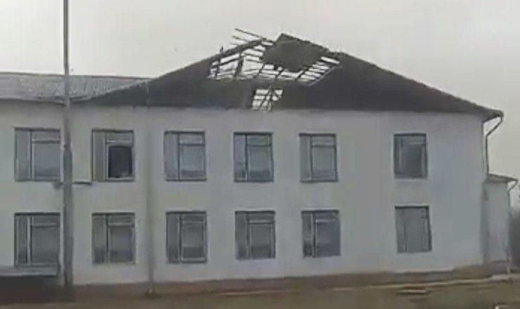 Сильный ветер снес крышу в школе в Мындрештах.